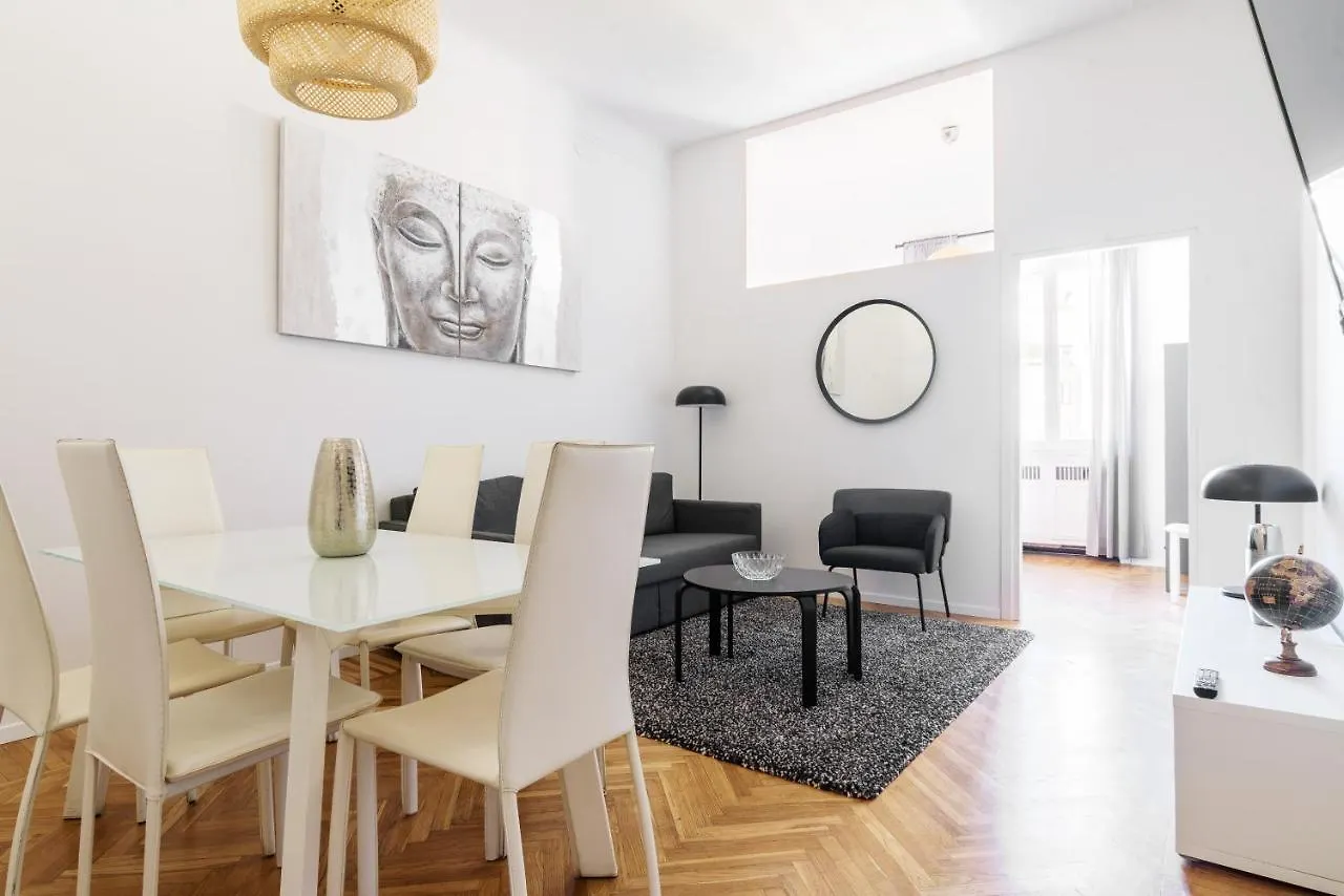 Hemeras Boutique Homes Luxury 4Bdr Close to Duomo Milan 0*,  Italie